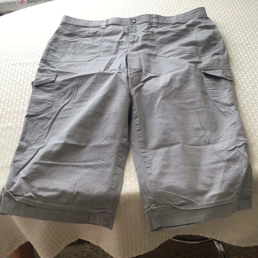 Women’s brand new never worn Capri cargo pants